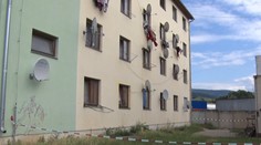 Jedenapolročný chlapček v Prievidzi vypadol z okna druhého poschodia. Zázrakom sa mu nič nestalo