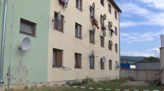 Jedenapolročný chlapček v Prievidzi vypadol z okna druhého poschodia. Zázrakom sa mu nič nestalo