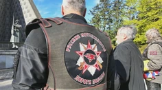 Motorkári hlásiaci sa ku gangu Noční vlci vyrazili na jazdu. Chýbajú medzi nimi Rusi