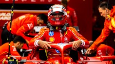 Ferrari dominovalo na tréningu v Austine. Sainz porazil Leclerca miniatúrnym rozdielom