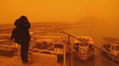 Obloha nad Krétou sa zmenila na oranžové peklo. Saharský piesok skomplikoval aj dopravu