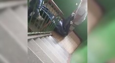 Šokujúce praktiky pohrebnej služby na videu: Nebožtíka vliekli po schodoch ako vrece zemiakov