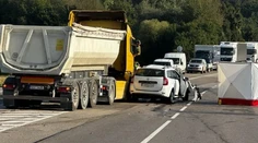 Tragická dopravná nehoda pri obci Chocholná-Velčice. Vodič (†74) nedal prednosť nákladiaku
