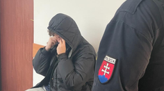 Mladík (18), ktorý sa mal vyhrážať spolužiakom vystrieľaním, sa postavil pred súd.  Do väzby nepôjde, dostal monitorovací náramok