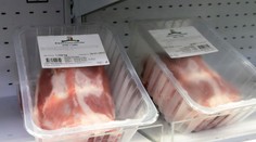 Slovenská bravčovina ťahá za kratší koniec. Mäso zo zahraničia je lacnejšie a v obchodoch je ho viac