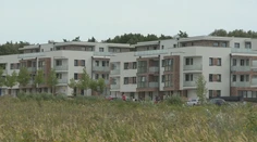 Rastú ceny nehnuteľností aj podnájmy. Podľa Slovákov je problém dostať sa k bytu či domu