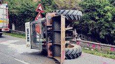 Neďaleko Banskej Štiavnice zahynul mladík († 19). Prevrátil sa s traktorom