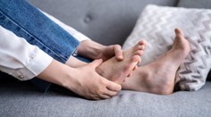 Cítite v chodidlách mravčenie a pálenie? Môže ísť o zákerné ochorenie