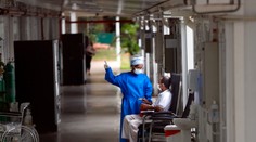 Tretia vlna covidu v Maďarsku: Zomiera čoraz viac mladých. Starších často nemôžu dať na ventiláciu