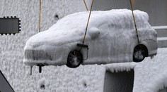 Oklepú ich kladivami a predajú. Nákladná loď doviezla do Ruska autá obalené v slanom ľade