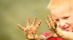 Deti potrebujú špinu. Príliš čistá domácnosť im ničí imunitu