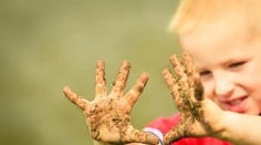 Deti potrebujú špinu. Príliš čistá domácnosť im ničí imunitu