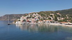 Kefalónia je letný raj, kam Slováci mieria priamo z Bratislavy. Na prepchaté pláže tam zabudnite