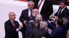 VIDEO: V tureckom parlamente sa strhla hromadná bitka, jeden poslanec je v kritickom stave