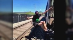 Medzi mladými Slovákmi sa rozmohol trainsurfing. V zahraničí už pri ňom prišli o život desiatky detí