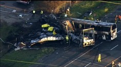 Do autobusu so študentmi vletel kamión. Desať mŕtvych