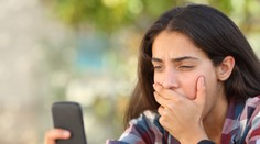 Ako z románu Lolita! Mama snorila 13-ročnej dcére v mobile a skoro ju porazilo