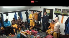 Striptíz v priamom prenose: Bizarná scéna zo šatne Suttonu baví internet