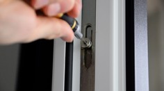 Prestavte si plastové okná na zimný režim. Jednoduchým pootočením kovania ušetríte desiatky eur