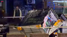 Dráma v centre Bratislavy: Páchatelia zdemolovali všetko, čo im prišlo do cesty. Potom sa dali na útek