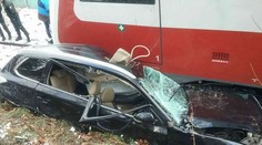 V Bardejove sa vlak zrazil s autom a tlačil ho sto metrov pred sebou. Zasahoval vrtuľník