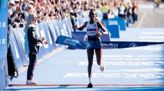 Priam nadpozemský výkon. Etiópčanka vyhrala Berlínsky maratón s roztrhnutou achilovkou