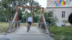 VIDEO: Cyklista sa rútil tunelom v protismere. Policajti zažili šokujúcu naháňačku