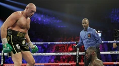 Fury poslal Wildera dvakrát k zemi. Potom si zaspieval aj s celým publikom