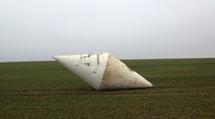 Záhadný predmet uprostred poľa pri Jihlave! Čo to je? Spadlo to z neba?!