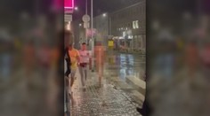 Obvinili muža, ktorý dal nahý facku policajtovi v nočnej Nitre