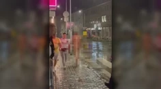 Obvinili muža, ktorý dal nahý facku policajtovi v nočnej Nitre