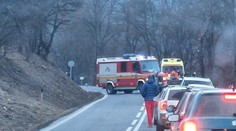 Smrteľná nehoda pri Gelnici. Auto zostalo zakliesnené medzi stromami