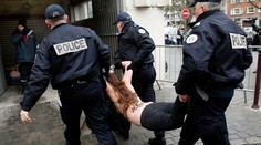 Ako divá zver! Feministky sa vrhli na auto so Strauss Kahnom