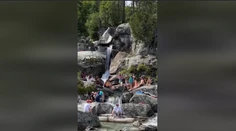 VIDEO: Turisti si z TANAP-u robia akvapark. V plavkách sa opaľujú na skalách vodopádov