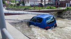 Išlo o minúty: Babička uviazla s autom v potoku. Sama nevie, ako sa tam ocitla
