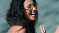 Hviezda seriálu Pretty Little Liars odhodila bikiny a ukázala sa hore bez