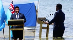 Najoriginálnejšia reč na klimatickej konferencii: Minister išiel v obleku do mora