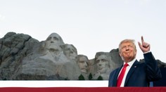 Hor sa tesať! Kongresmanka za republikánov navrhla, aby na horu Mount Rushmore pribudla Trumpova hlava