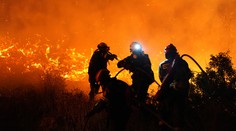 FOTO+VIDEO: Grécko sužujú lesné požiare. Na mieste zasahuje takmer 200 hasičov aj lietadlá