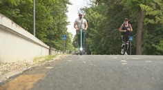 Pribúda počet pacientov po páde z elektrokolobežiek. Okrem polície už zamestnávajú aj lekárov