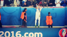 Táto fotka hovorí za všetko. Náš futbalista láskyplne objal priateľku po zápase