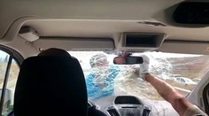 Video: Majiteľ reštaurácie brutálne zaútočil na turistov. Rozmlátil im čelné sklo na aute