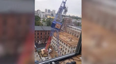 VIDEO: V centre mesta Lodž sa zrútil žeriav. Operátor v kabíne pád neprežil