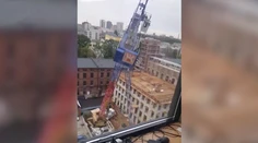 VIDEO: V centre mesta Lodž sa zrútil žeriav. Operátor v kabíne pád neprežil