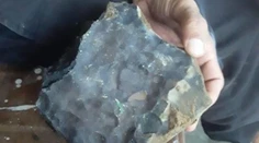 VIDEO: Výrobcovi rakiev spadol na strechu vzácny meteorit. Vďaka tomu je z neho milionár