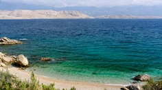 Tri chorvátske pláže neďaleko obľúbenej turistickej lokality uzavreli. Dôvodom je znečistenie výkalmi