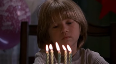 Pamätáte si chlapca z filmu Klamár, klamár? Takto vyzerá dnes