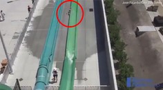 Hrôzostrašný pád. Chlapca vymrštil tobogan na betón, on sa postavil na nohy a odišiel