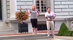 Manželia mierili na demonštrantov zbraňami. Od autora fotografie žiadajú odškodné milión eur