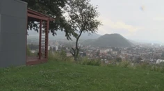 Mesto mu pozemok nepredalo, on si na ňom načierno postavil chatku s takýmto výhľadom